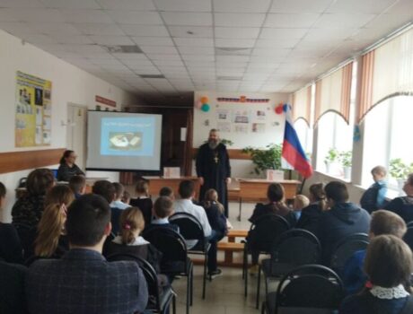 Настоятель Свято-Троицкого храма сала Большебыково посетил местную школу