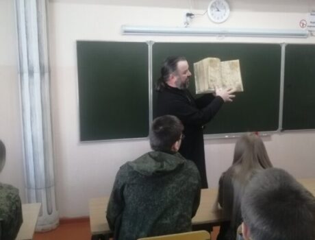 Настоятель Свято-Троицкого храма села Засосна посетил местную школу в преддверии Дня православной книги