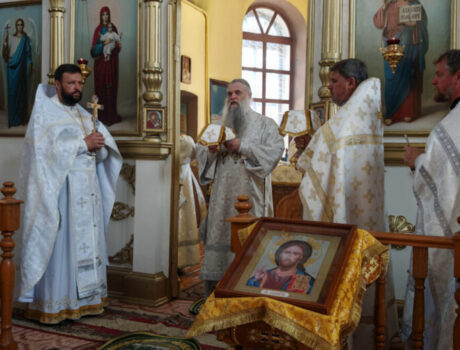В Троицкую родительскую субботу епископ Савва совершил Божественную Литургию в храме в честь святителя Митрофана Воронежского города Бирюч