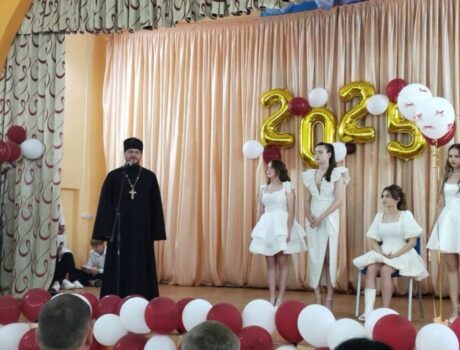 Настоятель храма Димитрия Солунского села Казацкое посетил выпускной вечер 11-го класса МБОУ «Казацкая СОШ»
