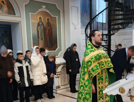 В храме преподобного Сергия Радонежского поселка Белая Вежа прошел еженедельный молебен для преподавателей и учащихся ЧОУ СОШ «Белогорский класс»