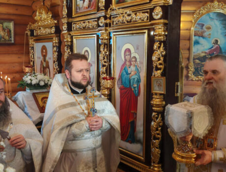 Епископ Валуйский и Алексеевский Савва совершил Божественную Литургию в храме святителя Василия Великого села Уточка