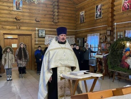 В Свято-Никольском храме села Веселое было совершенно молебное пение для учащихся 5-го класса МБОУ «Веселовской СОШ»