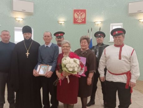 Благочинный I-го Бирюченского округа поздравил супружескую пару с 50-летним юбилеем совместной жизни