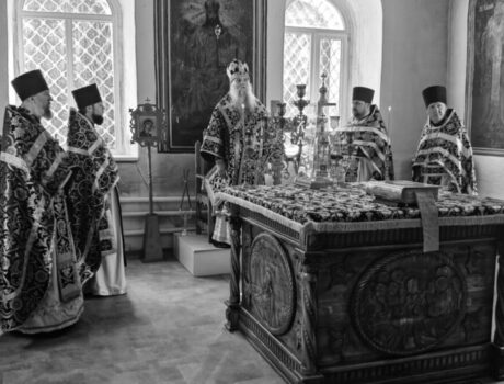 В среду Страстной седмицы Преосвященнейший епископ Валуйский и Алексеевский Савва совершил Божественную Литургию Преждеосвященных Даров в храме святителя Димитрия Ростовского села Никитовка