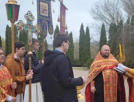 В храме святого преподобного Сергия Радонежского поселка Белая Вежа состоялась праздничная Божественная Литургия для преподавателей и учащихся ЧОУ СОШ «Белогорский класс»