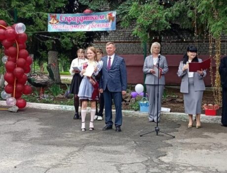 Настоятель храма Димитрия Солунского села Казацкое принял участие в Последнем звонке в МБОУ «Казацкая СОШ»