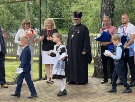 Настоятель Ильинского храма села Верхососна посетил Последний звонок в МБОУ «Верхососенская СОШ»