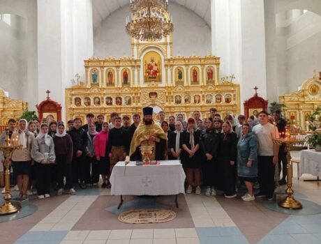 В Покровском соборе города Бирюч был совершен молебен о призывании помощи Святого Духа перед предстоящими экзаменами для учеников 9-х и 11-х классов ОГБОУ «Бирюченская СОШ» имени Героя Российской Федерации А.Н. Медкова
