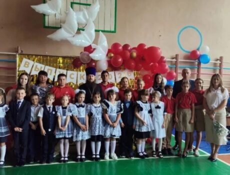 На последний звонок в МБОУ «Самаринская ООШ» был приглашен настоятель храма святителя Николая Чудотворца села Самарино