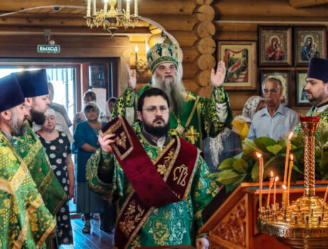Епископ Валуйский и Алексеевский Савва совершил Божественную Литургию в Свято-Троицком храме села Засосна
