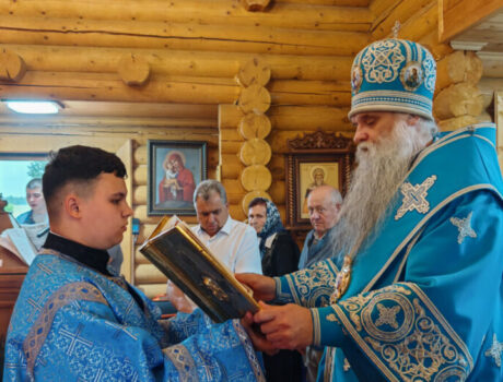 Епископ Валуйский и Алексеевский Савва совершил Божественную Литургию в храме Покрова Пресвятой Богородицы села Нижняя Покровка