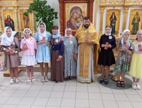 Воспитанники приходской воскресной школы «Покров» собора Покрова Пресвятой Богородицы города Бирюч поздравили прихожан собора с Днем семьи любви и верности