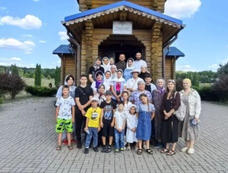 Настоятель храма Рождества Пресвятой Богородицы города Бирюч месте с воспитанниками воскресной школы совершили паломническую поездку в село Никольское