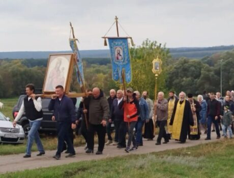В праздник Воздвижения Честного и Животворящего Креста Господня в Красногвардейском округе прошли традиционные крестные ходы