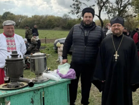 Настоятель храма Рождества Пресвятой Богородицы города Бирюч посетил праздничное мероприятие любителей лошадей