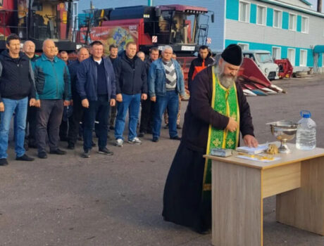 Настоятель Свято-Троицкого храма села Большебыково совершил традиционный молебен перед началом проведения уборочных полевых работ